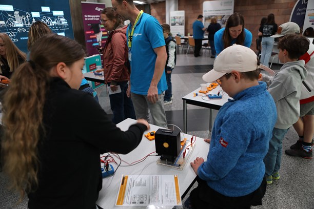 Makers United, Kinder beim Experimentieren Makers United, Kinder beim Experimentieren