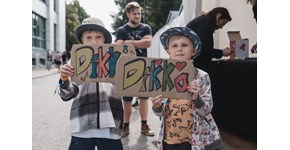 Power Open Air 2025, DIKKA, zwei Kinder mit Fan-Botschaften Power Open Air 2025, DIKKA, zwei Kinder mit Fan-Botschaften