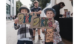 Power Open Air 2025, DIKKA, zwei Kinder mit Fan-Botschaften Power Open Air 2025, DIKKA, zwei Kinder mit Fan-Botschaften