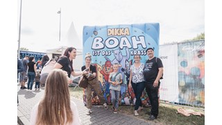 Power Open Air 2025, DIKKA, gemeinsames Bild vor Fotowand Power Open Air 2025, DIKKA, gemeinsames Bild vor Fotowand