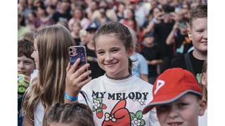 Power Open Air 2025, DIKKA, junge Fans filmen Power Open Air 2025, DIKKA, junge Fans filmen