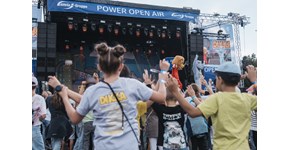 Power Open Air 2025, DIKKA, Kinder mit Fan-Shirt vor der Bühne Power Open Air 2025, DIKKA, Kinder mit Fan-Shirt vor der Bühne