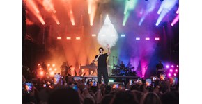 Power Open Air 2025, Wincent Weiss, Bühne erstrahlt in buntem Licht Power Open Air 2025, Wincent Weiss, Bühne erstrahlt in buntem Licht