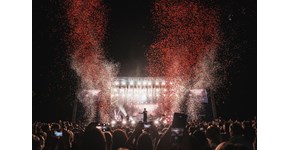 Power Open Air 2025, Wincent Weiss, rotes Konfetti-Feuerwerk Power Open Air 2025, Wincent Weiss, rotes Konfetti-Feuerwerk