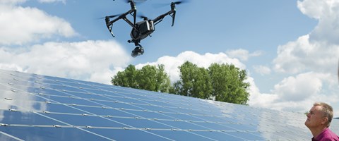 Drohne fliegt über ein Solarfeld. Drohne fliegt über ein Solarfeld.