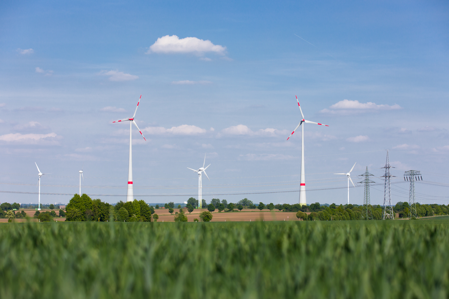 Strommasten und Windräder
