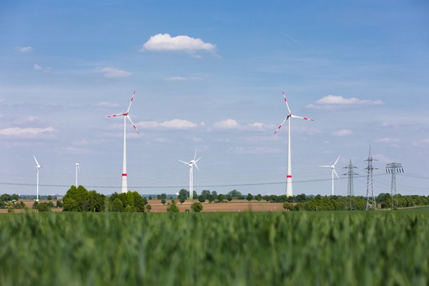 Strommasten und Windräder Strommasten und Windräder