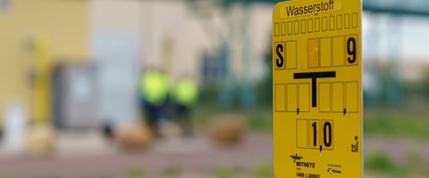 Wasserstoffprojekt HYPOS: H2-Netz gelbes Schild mit der Aufschrift Wasserstoff
