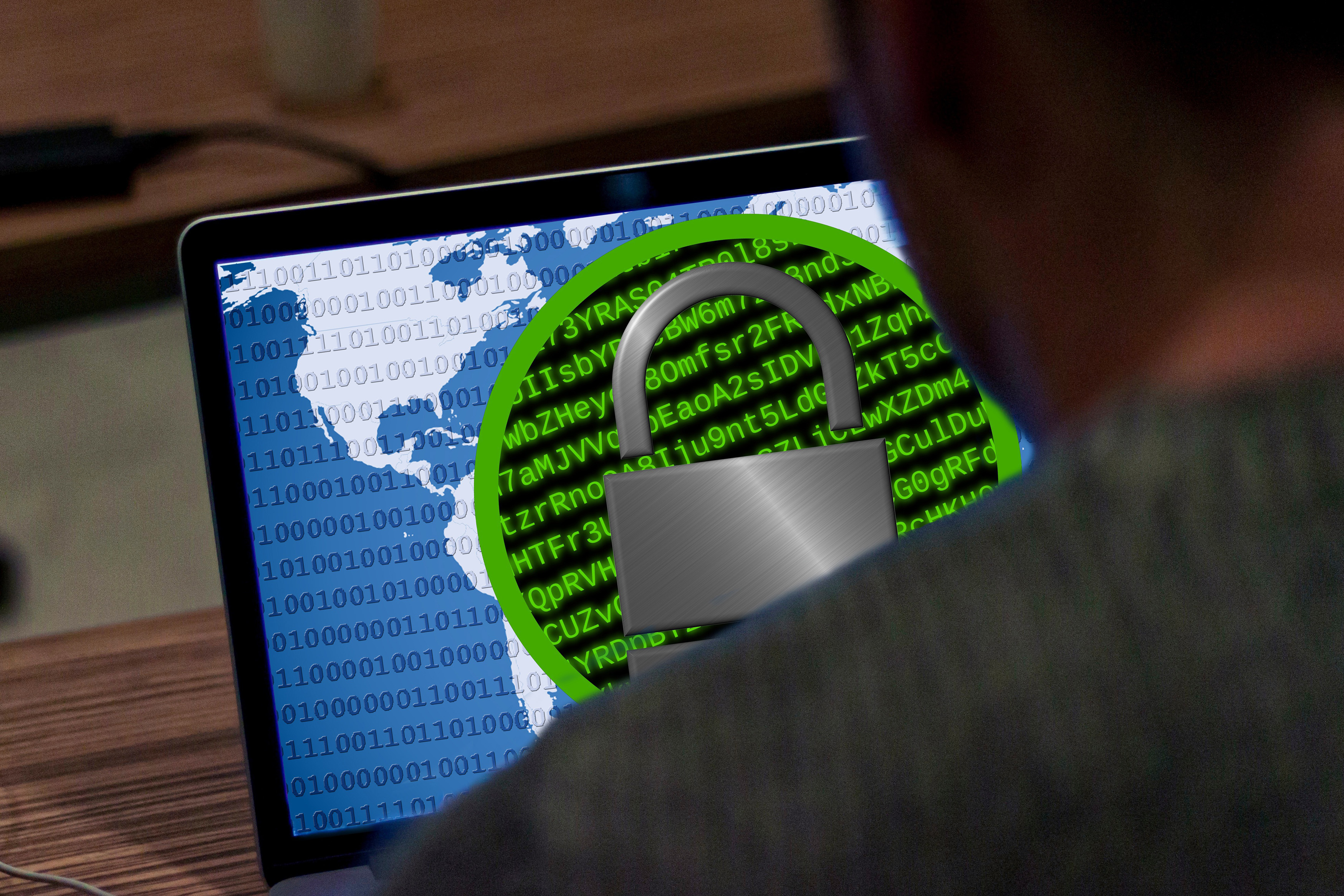 Cyberkriminalität: Mann vor einem Laptop mit einem Schloss