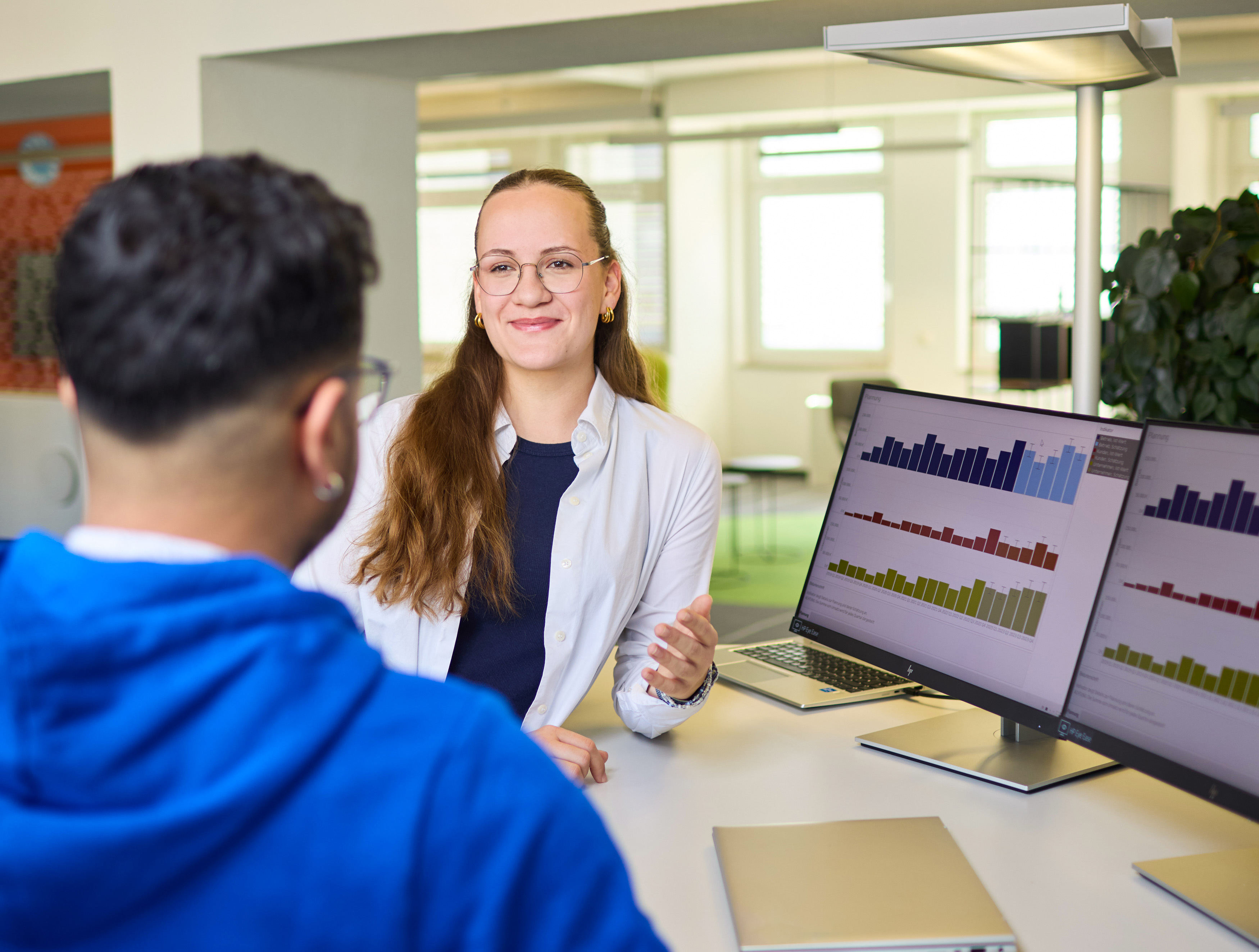 eine Frau und ein Mann in einem Arbeitsgespräch