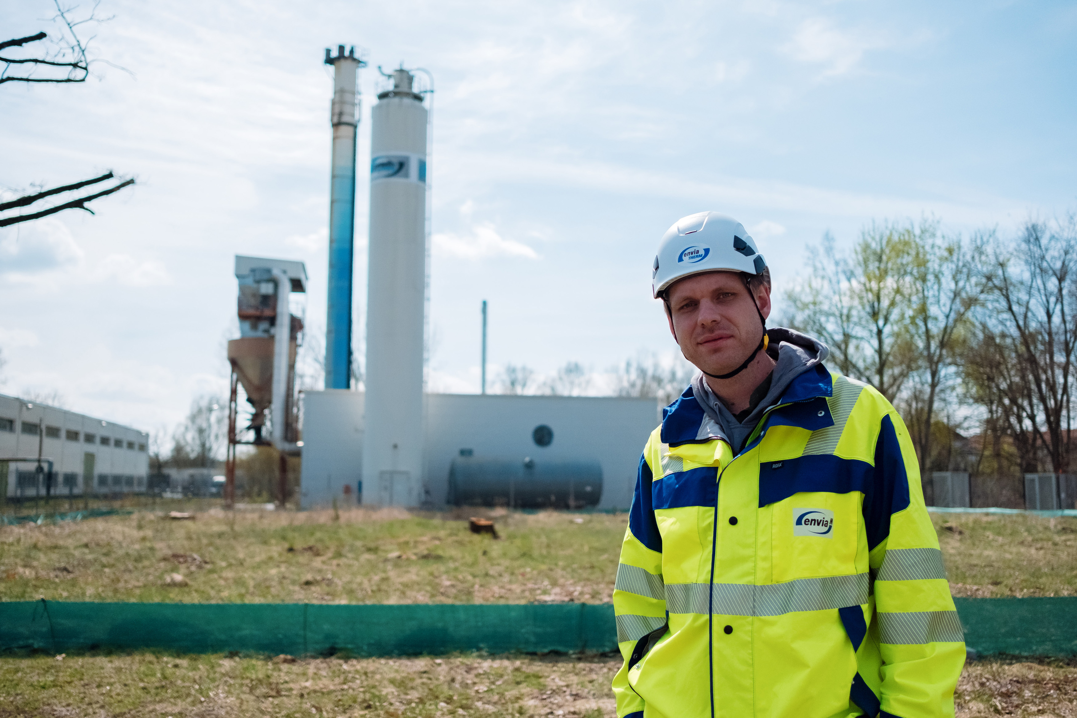 Kollege von envia THERM vor dem Heizwerk in Vetschau