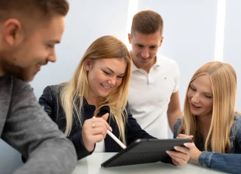 kollegen-tablet-772x560