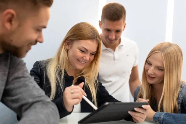 kollegen-tablet-772x560 kollegen-tablet-772x560