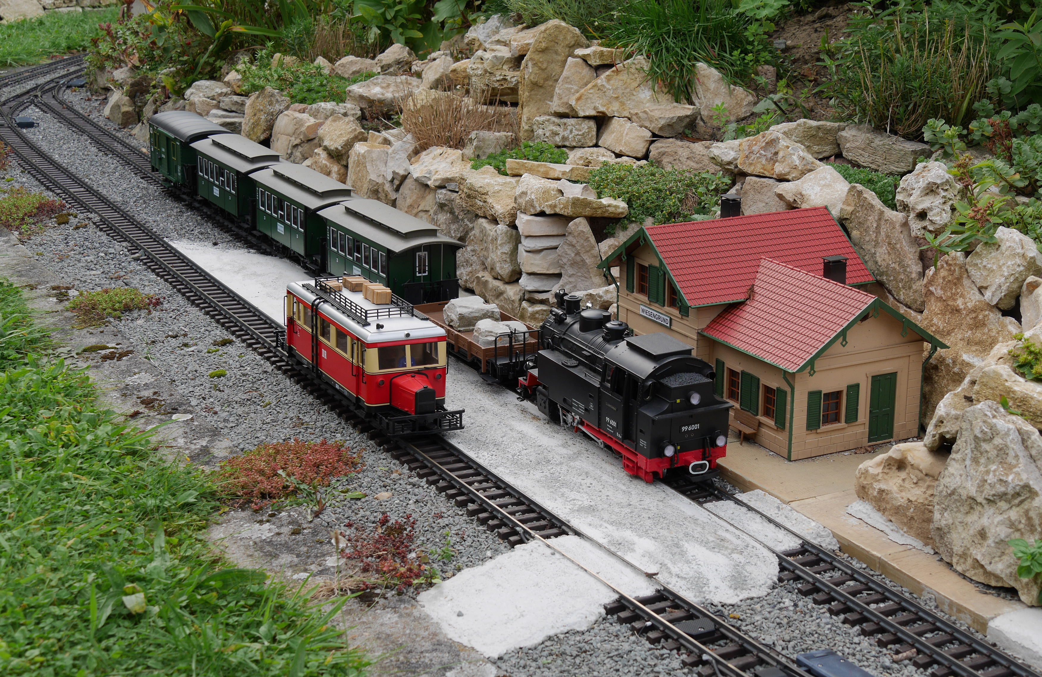 Modellbahn fährt durch eine Modelllandschaft