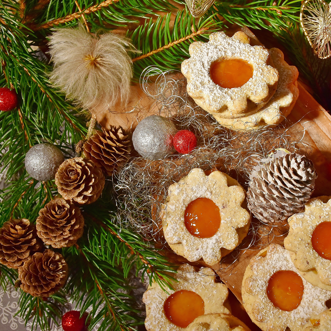 Plätzchen mit Weihnachtsdeko
