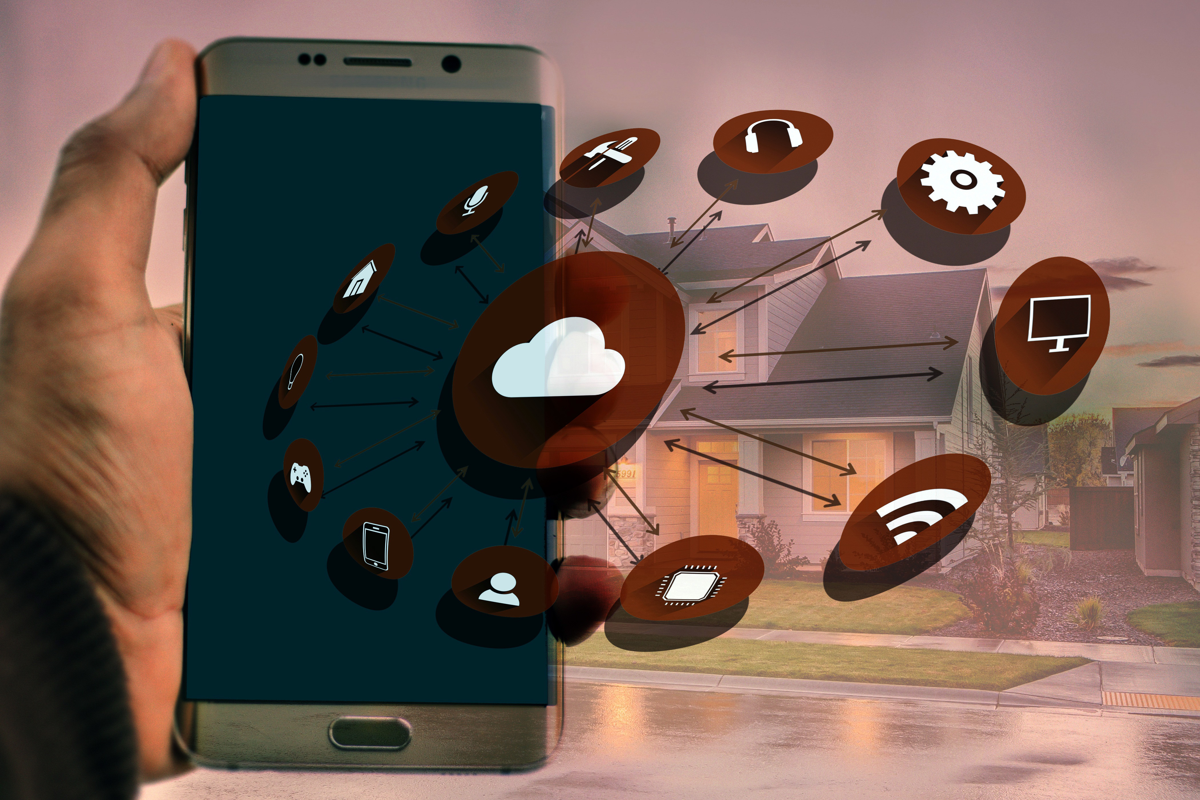 Smart Home-Anwendungen auf einem Smartphone, welches eine Hand hält