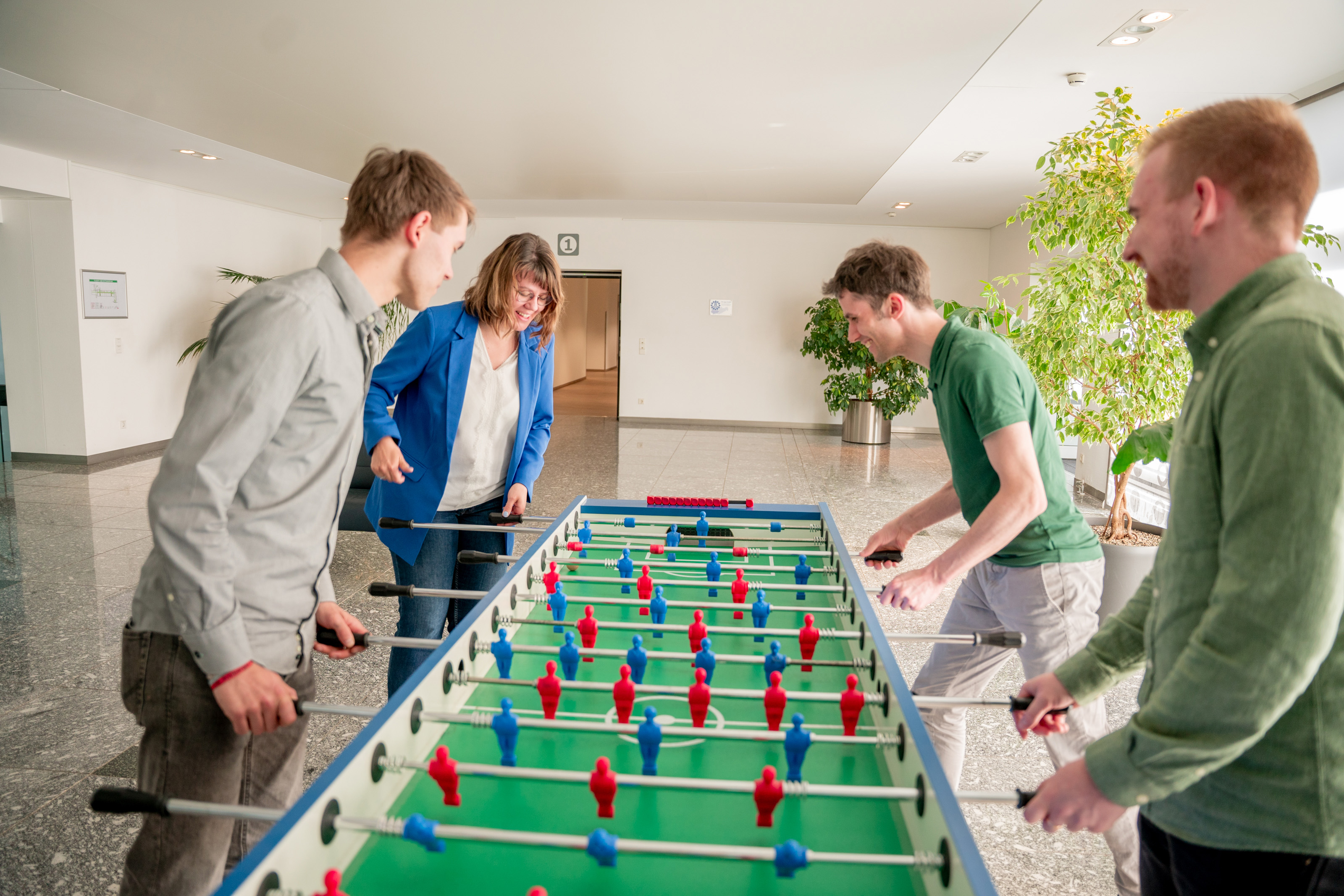 Trainees spielen Kicker