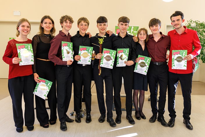 „Ensemble 9“ setzt sich gegen sieben Mitwettbewerber durch und gewinnt den Landeswettbewerb Sachsen. „Ensemble 9“ setzt sich gegen sieben Mitwettbewerber durch und gewinnt den Landeswettbewerb Sachsen.