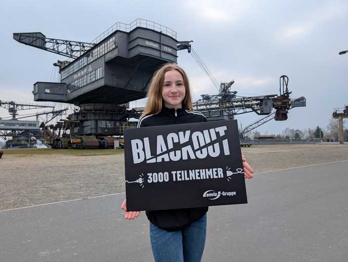 Leni Gorgas, 13 Jahre, nahm als 3.000ste Teilnehmerin die symbolische Auszeichnung beim Blackout-Erlebnistag von enviaM entgegen. Leni Gorgas, 13 Jahre, nahm als 3.000ste Teilnehmerin die symbolische Auszeichnung beim Blackout-Erlebnistag von enviaM entgegen.