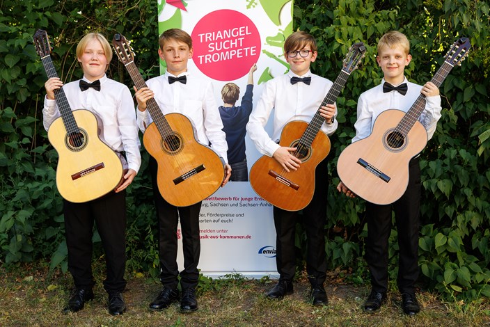 „Los Gitarreros“ setzt sich gegen 15 Mitwettbewerber durch und gewinnt den Landeswettbewerb Brandenburg. „Los Gitarreros“ setzt sich gegen 15 Mitwettbewerber durch und gewinnt den Landeswettbewerb Brandenburg.