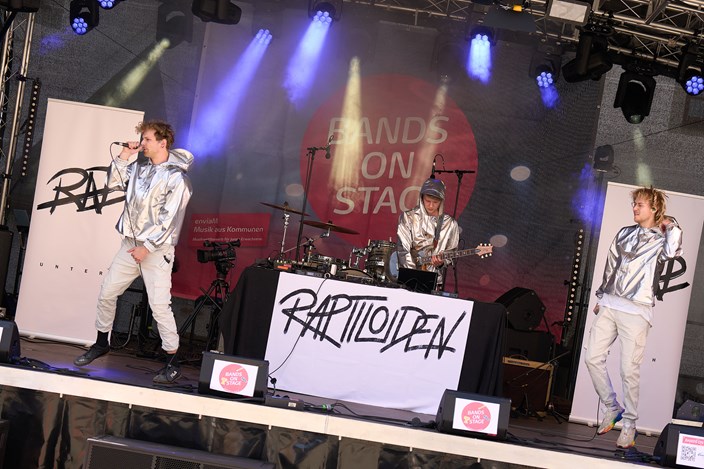 „RAPTILOIDEN“ setzt sich beim enviaM-Bandcontest „BANDS ON STAGE“ gegen acht Mitwettbewerber durch. „RAPTILOIDEN“ setzt sich beim enviaM-Bandcontest „BANDS ON STAGE“ gegen acht Mitwettbewerber durch.