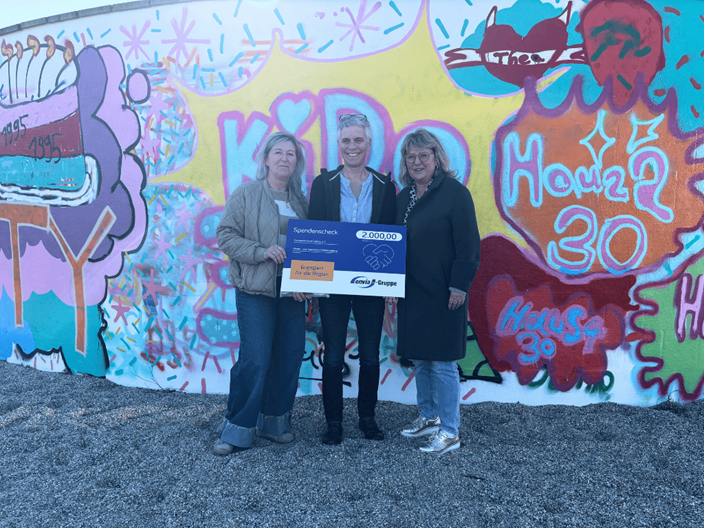 Spendenscheckübergabe Inka Schäfer (links) und Babett Fichtner (rechts) übergeben den Spendenscheck an Gabriele Fleck-Hartmuth vom Kinder- und Jugenddorf Markkleeberg (mitte)