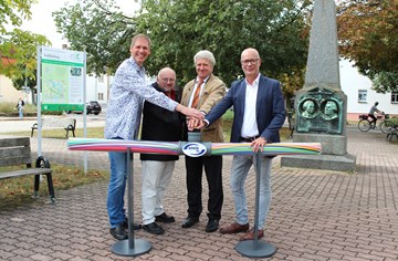 Symbolische Inbetriebnahme Glasfasernetz Neukieritzsch (v.l.) Jörg Martin (Breitbandkoordinator Landkreis Leipzig), Thomas Meckel (Bürgermeister Gemeinde Neukieritzsch), Gerald Lehne (Erster Beigeordneter Landkreis Leipzig) und Haiko Rennert (Geschäftsführer envia TEL GmbH)