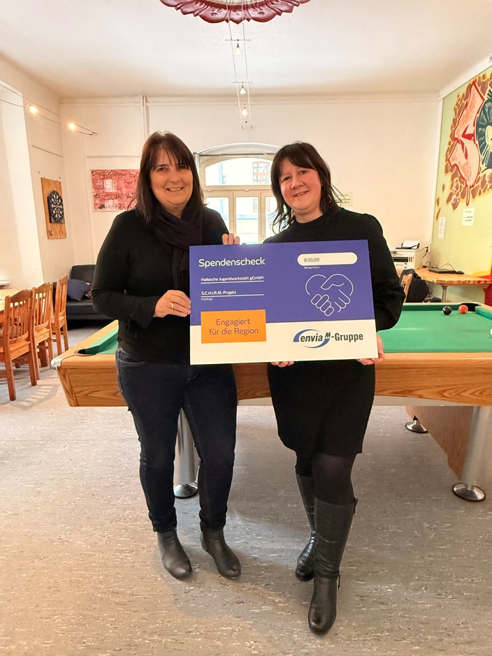 Weihnachtsspende enviaM-Gruppe an SCHIRM-Projekt Bettina Schönborn (enviaM-Gruppe, rechts) übergibt den Spendenscheck an Antje Weise vom SCHIRM-Projekt