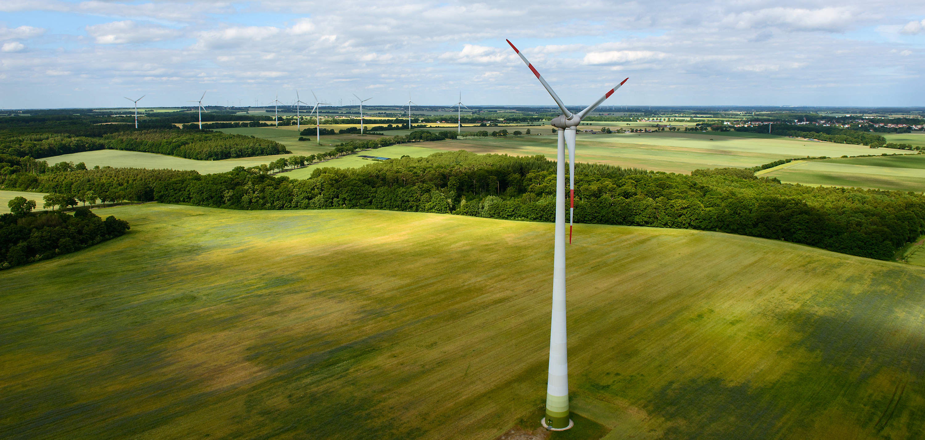 Naturlandschaft mit Blick auf einen Windpark aus der Perspektive einer Windturbine