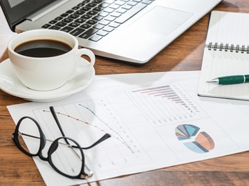 Brille auf einem Blatt Papier Brille auf einem Blatt Papier