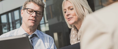 Frau und Mann sitzen vor einem Laptop Frau und Mann sitzen vor einem Laptop