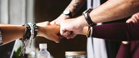 Fäuste über einem Schreibtisch Fäuste über einem Schreibtisch