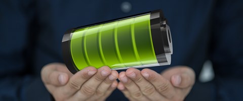 Hände halten neon-grünes Element Hände halten neon-grünes Element