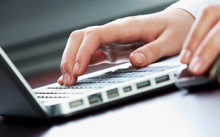 Hände an Maus und Notebook-Tastatur Hände an Maus und Notebook-Tastatur