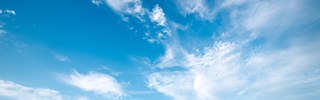 Blauer Himmel mit versprengten Wolken Blauer Himmel mit versprengten Wolken