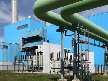 Heizkraftwerk Bitterfeld-Wolfen Rückansicht mit grünen Fernwärme-Rohren Heizkraftwerk Bitterfeld-Wolfen Rückansicht mit grünen Fernwärme-Rohren