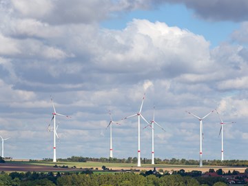 Panoramaaufnahme eines Windparks vor wolkigem Himmel Panoramaaufnahme eines Windparks vor wolkigem Himmel