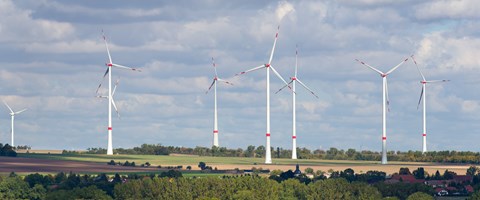 Panoramaaufnahme eines Windparks vor wolkigem Himmel Panoramaaufnahme eines Windparks vor wolkigem Himmel