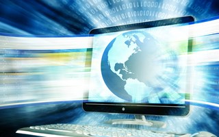 PC mit verzerrtem Zahlenverläufen aus dem Bildschirm PC mit verzerrtem Zahlenverläufen aus dem Bildschirm