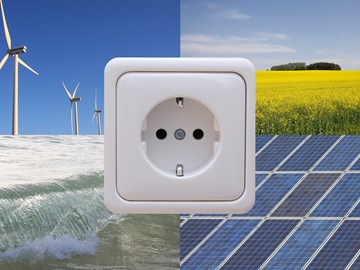 Montage Steckdose vor 4 Sinnbildern für grüne Energie Montage Steckdose vor 4 Sinnbildern für grüne Energie