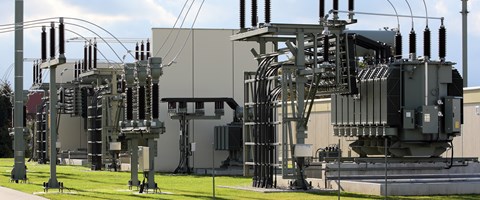 Transformator-Block auf Wiese Außenaufnahme Transformator-Block auf Wiese Außenaufnahme