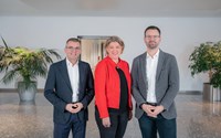Vorstand der enviaM: Dr. Stephan Lowis, Vorsitzender des Vorstandes und Vorstand Finanzen (CEO) / Sigrid Nagl, Vorständin Personal und IT/ Arbeitsdirektorin (CHO) / Patrick Kather, Vorstand Vertrieb und Erzeugung (CSO) Vorstand der enviaM: Dr. Stephan Lowis, Vorsitzender des Vorstandes und Vorstand Finanzen (CEO) / Sigrid Nagl, Vorständin Personal und IT/ Arbeitsdirektorin (CHO) / Patrick Kather, Vorstand Vertrieb und Erzeugung (CSO)