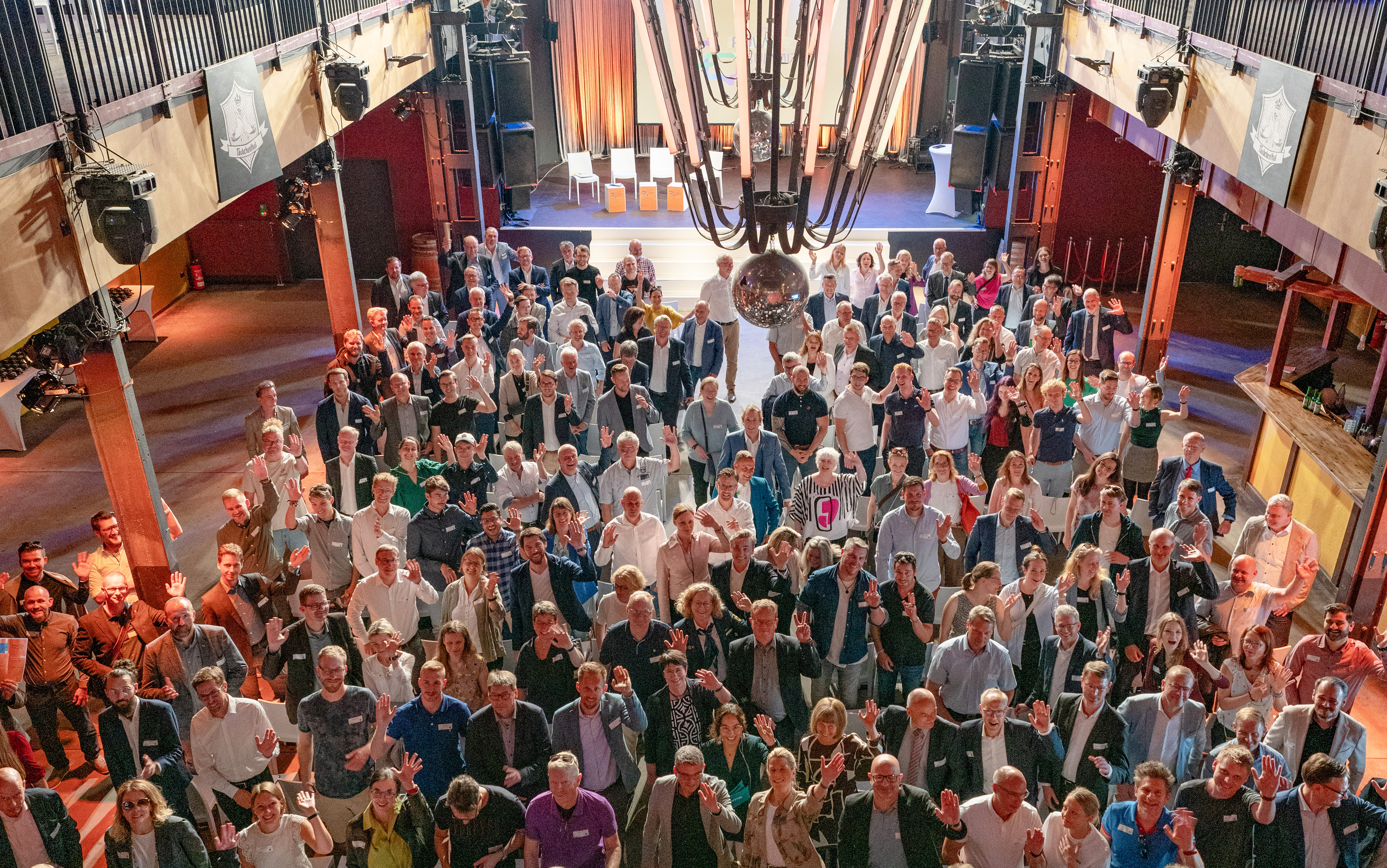 die Besucher des enviaM Power Summit von oben fotografiert