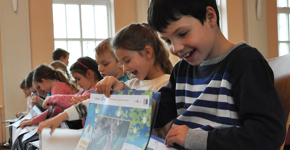 Kinder schauen sich den Natur zum Anfassen Kalender an
