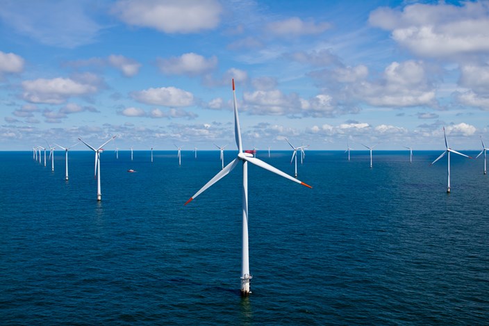 Offshore-Windpark bei ruhiger See und Himmel mit Schäfchenwolken Offshore-Windpark bei ruhiger See und Himmel mit Schäfchenwolken