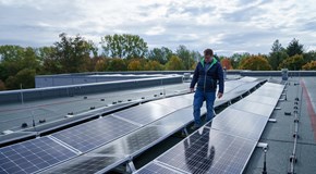 René Schwenke auf dem Firmendach in Klostermannsfeld bei der Begutachtung der Solaranlage René Schwenke auf dem Firmendach in Klostermannsfeld bei der Begutachtung der Solaranlage