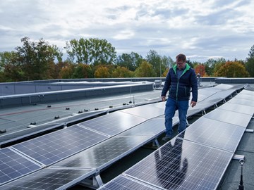 René Schwenke auf dem Firmendach in Klostermannsfeld bei der Begutachtung der Solaranlage René Schwenke auf dem Firmendach in Klostermannsfeld bei der Begutachtung der Solaranlage