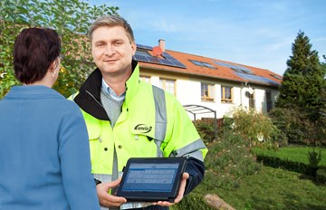 enviaM-Vertriebsmitarbeiter Stefan Spadt vor einem Haus mit Solardach enviaM-Vertriebsmitarbeiter Stefan Spadt vor einem Haus mit Solardach