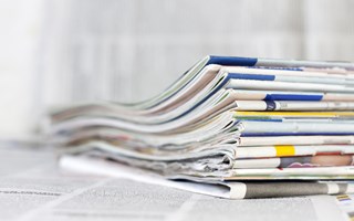 Stapel verschiedener Zeitungen und Zeitschriften Stapel verschiedener Zeitungen und Zeitschriften