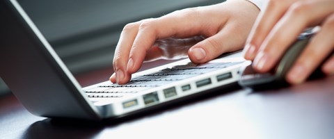 Hände an Maus und Laptop-Tastatur Hände an Maus und Laptop-Tastatur